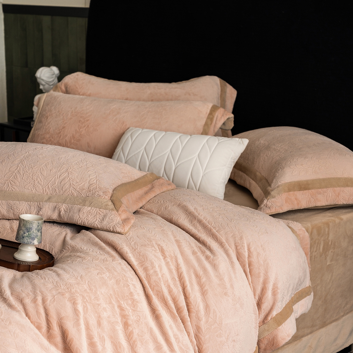 91家纺网 家纺一手货源 找家纺 蓝梦 2025新款全消光雕花牛奶绒系列-唛叶 浅驼