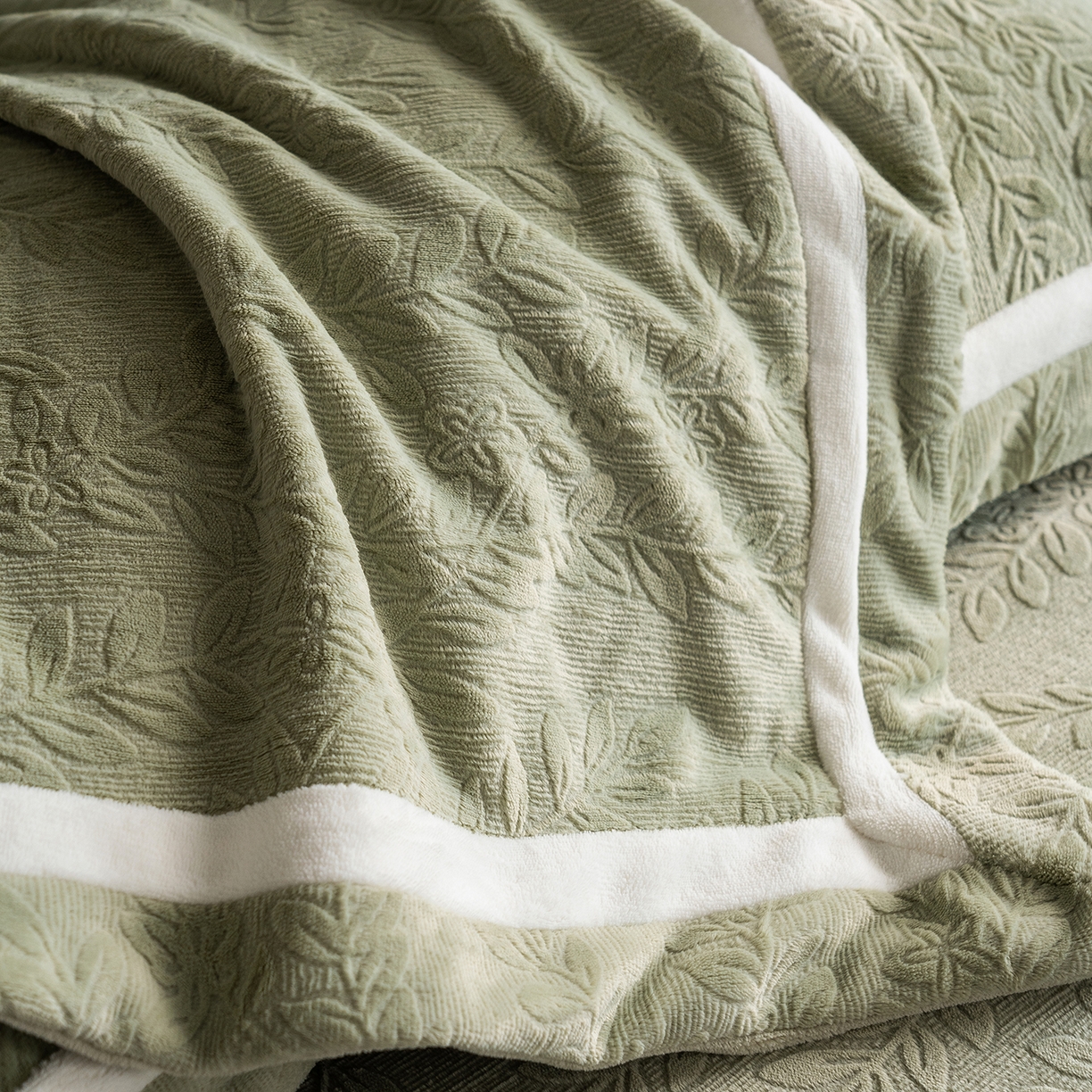 91家纺网 家纺一手货源 找家纺 蓝梦 2025新款全消光雕花牛奶绒系列-唛叶 浅灰绿