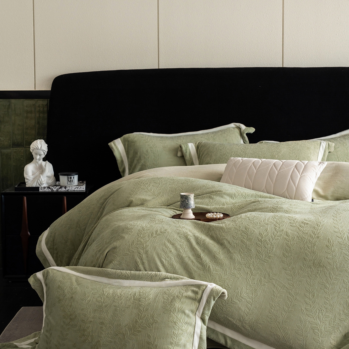 91家纺网 家纺一手货源 找家纺 蓝梦 2025新款全消光雕花牛奶绒系列-唛叶 浅灰绿