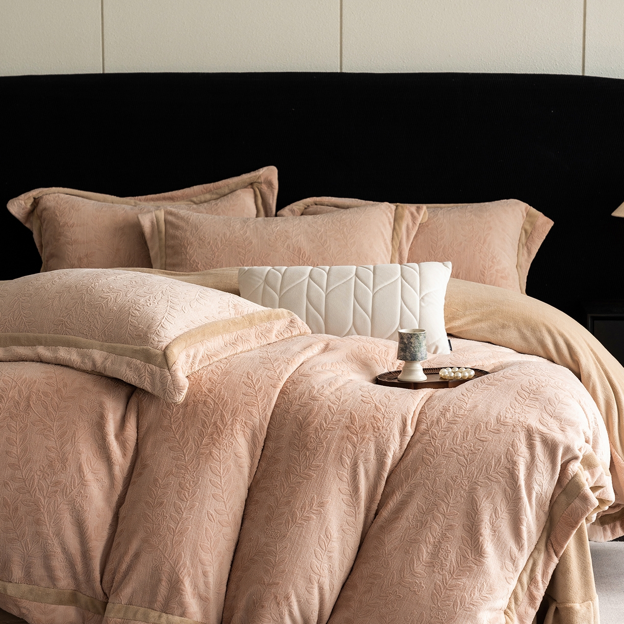 91家纺网 家纺一手货源 找家纺 蓝梦 2025新款全消光雕花牛奶绒系列-唛叶 浅驼