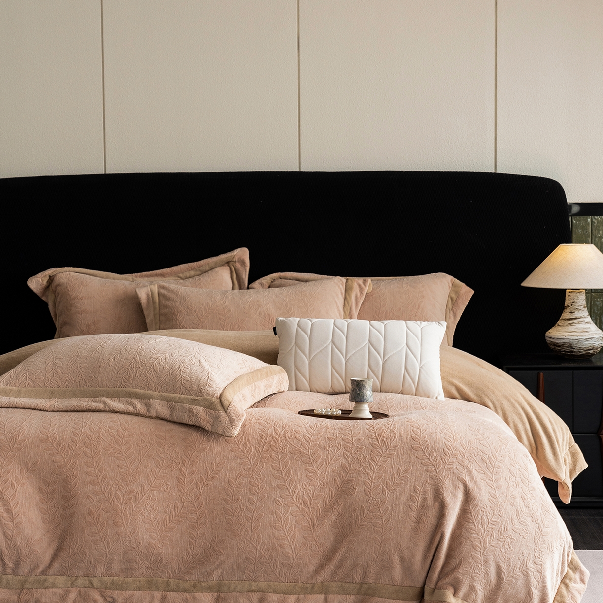 91家纺网 家纺一手货源 找家纺 蓝梦 2025新款全消光雕花牛奶绒系列-唛叶 浅驼