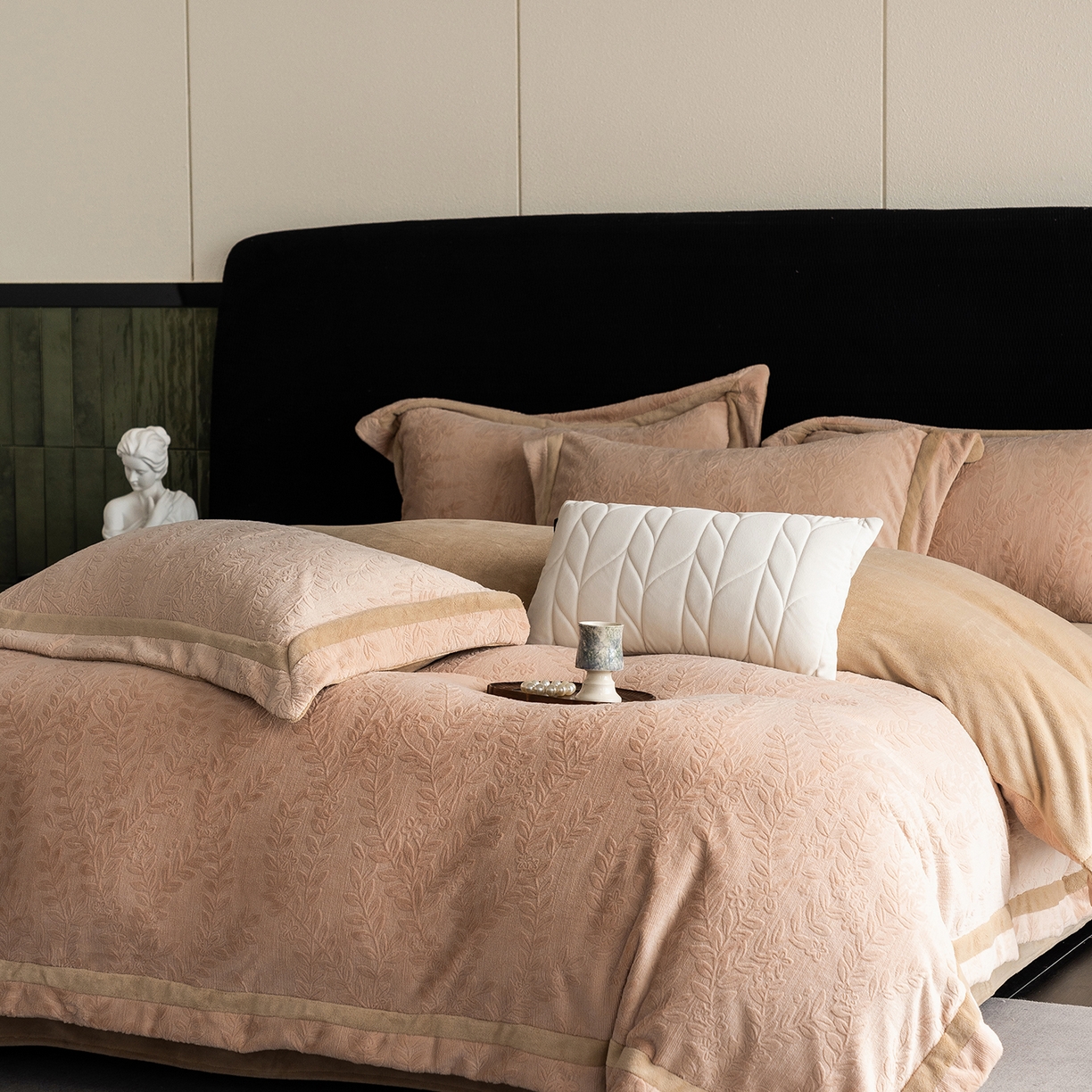 91家纺网 家纺一手货源 找家纺 蓝梦 2025新款全消光雕花牛奶绒系列-唛叶 浅驼