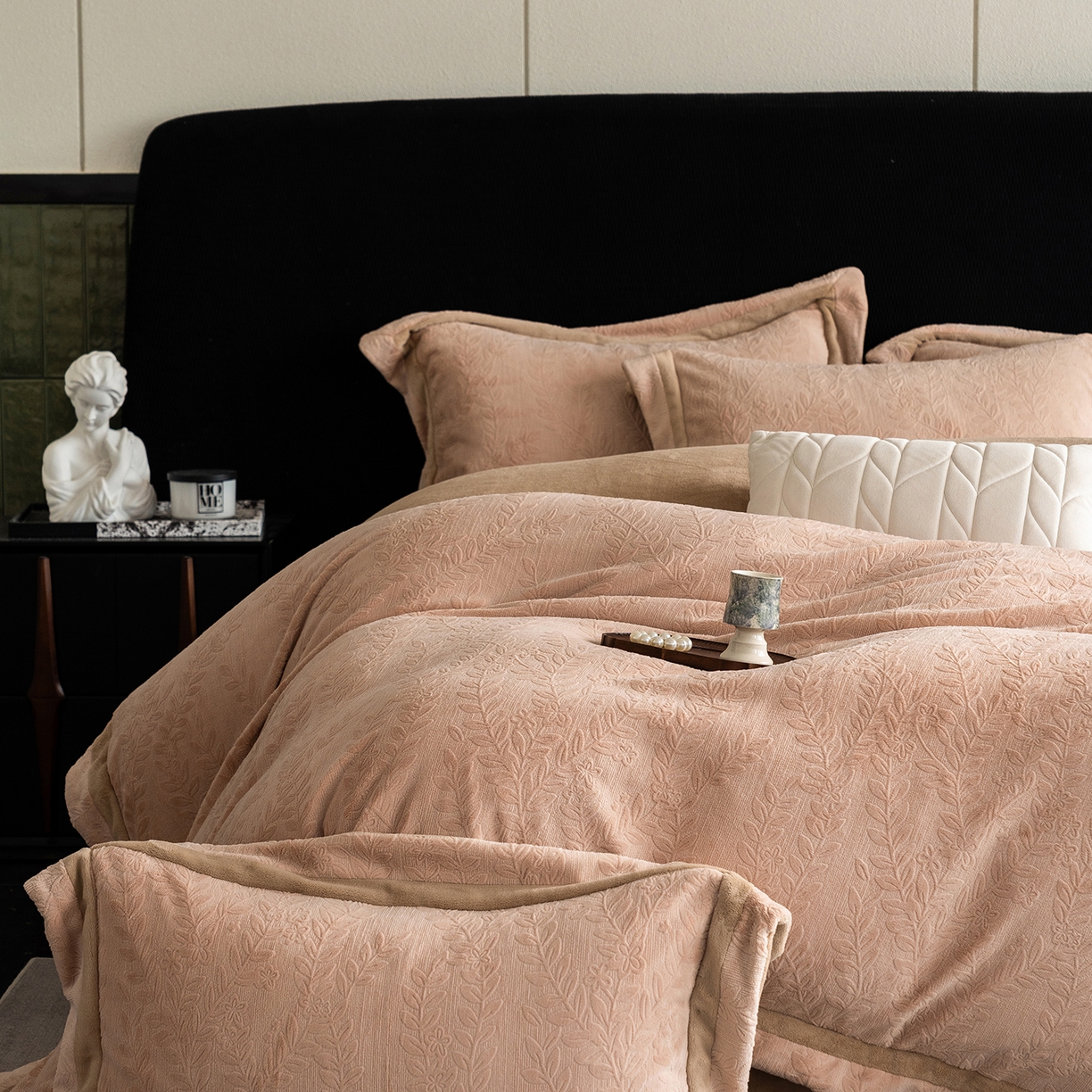 91家纺网 家纺一手货源 找家纺 蓝梦 2025新款全消光雕花牛奶绒系列-唛叶 浅驼