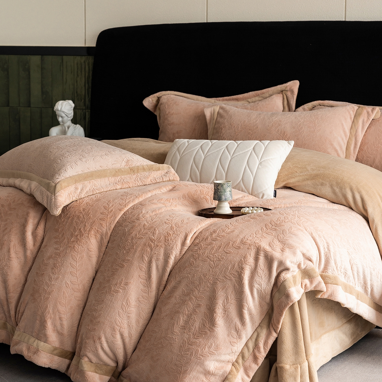 91家纺网 家纺一手货源 找家纺 蓝梦 2025新款全消光雕花牛奶绒系列-唛叶 浅驼