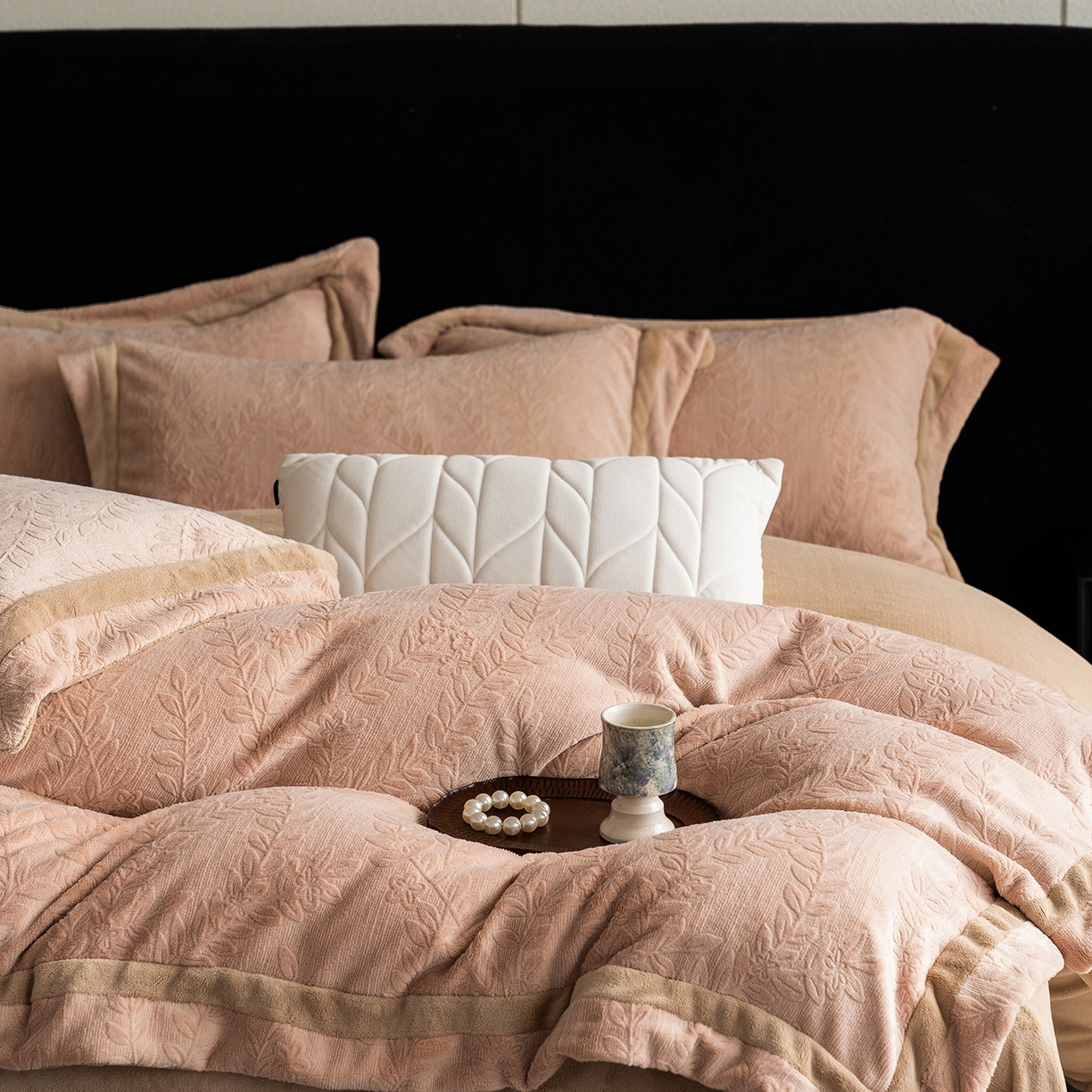 91家纺网 家纺一手货源 找家纺 蓝梦 2025新款全消光雕花牛奶绒系列-唛叶 浅驼