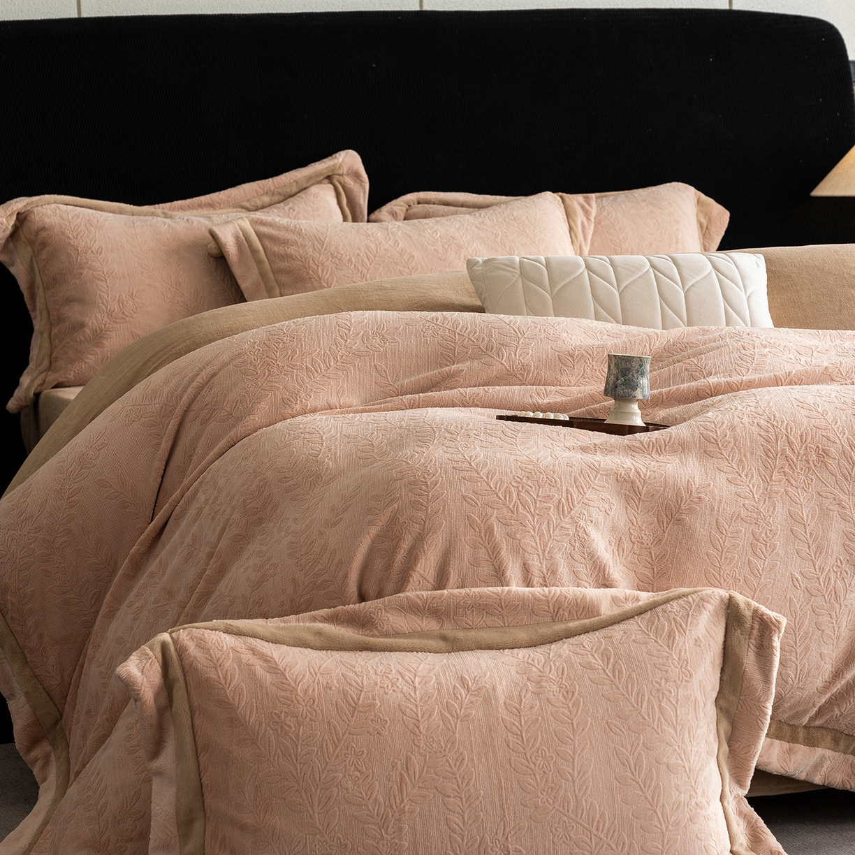 91家纺网 家纺一手货源 找家纺 蓝梦 2025新款全消光雕花牛奶绒系列-唛叶 浅驼