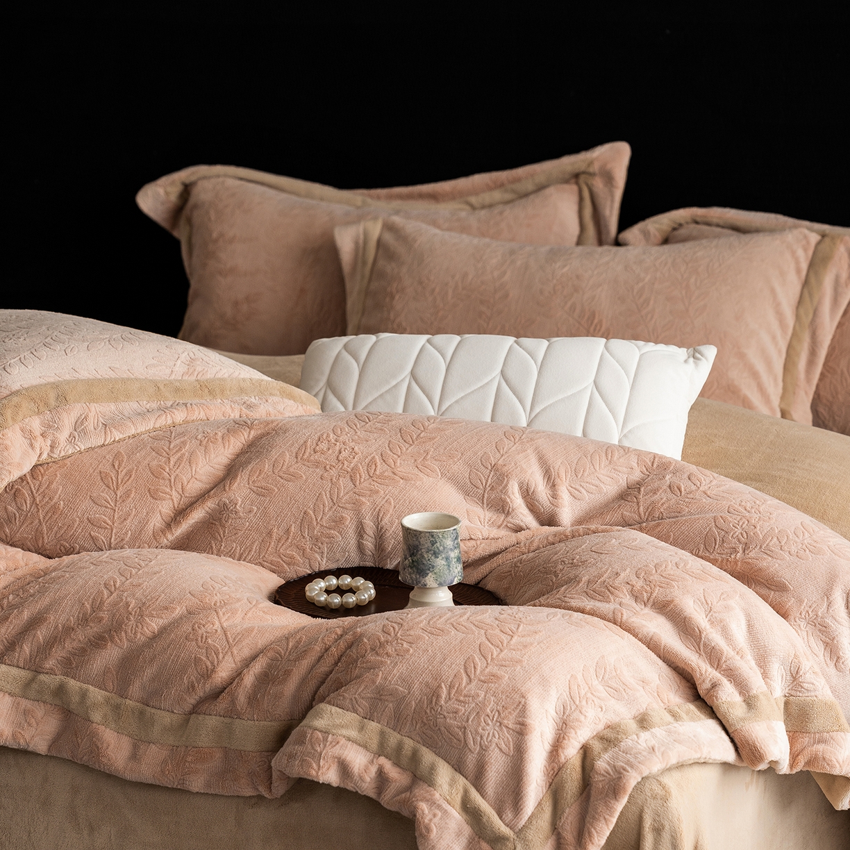 91家纺网 家纺一手货源 找家纺 蓝梦 2025新款全消光雕花牛奶绒系列-唛叶 浅驼