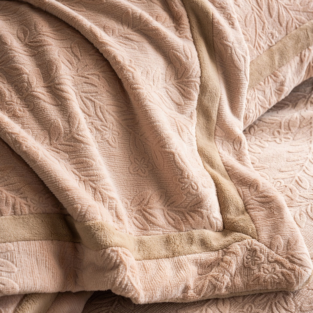 91家纺网 家纺一手货源 找家纺 蓝梦 2025新款全消光雕花牛奶绒系列-唛叶 浅驼