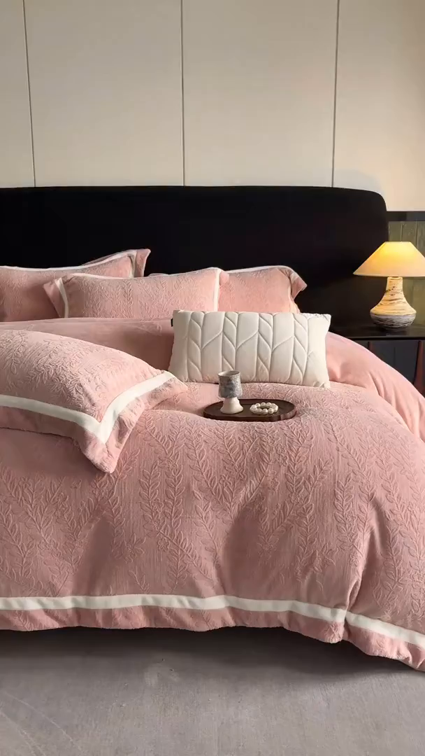 91家纺网 家纺一手货源 找家纺 （总）蓝梦 2025新款全消光雕花牛奶绒系列-唛叶