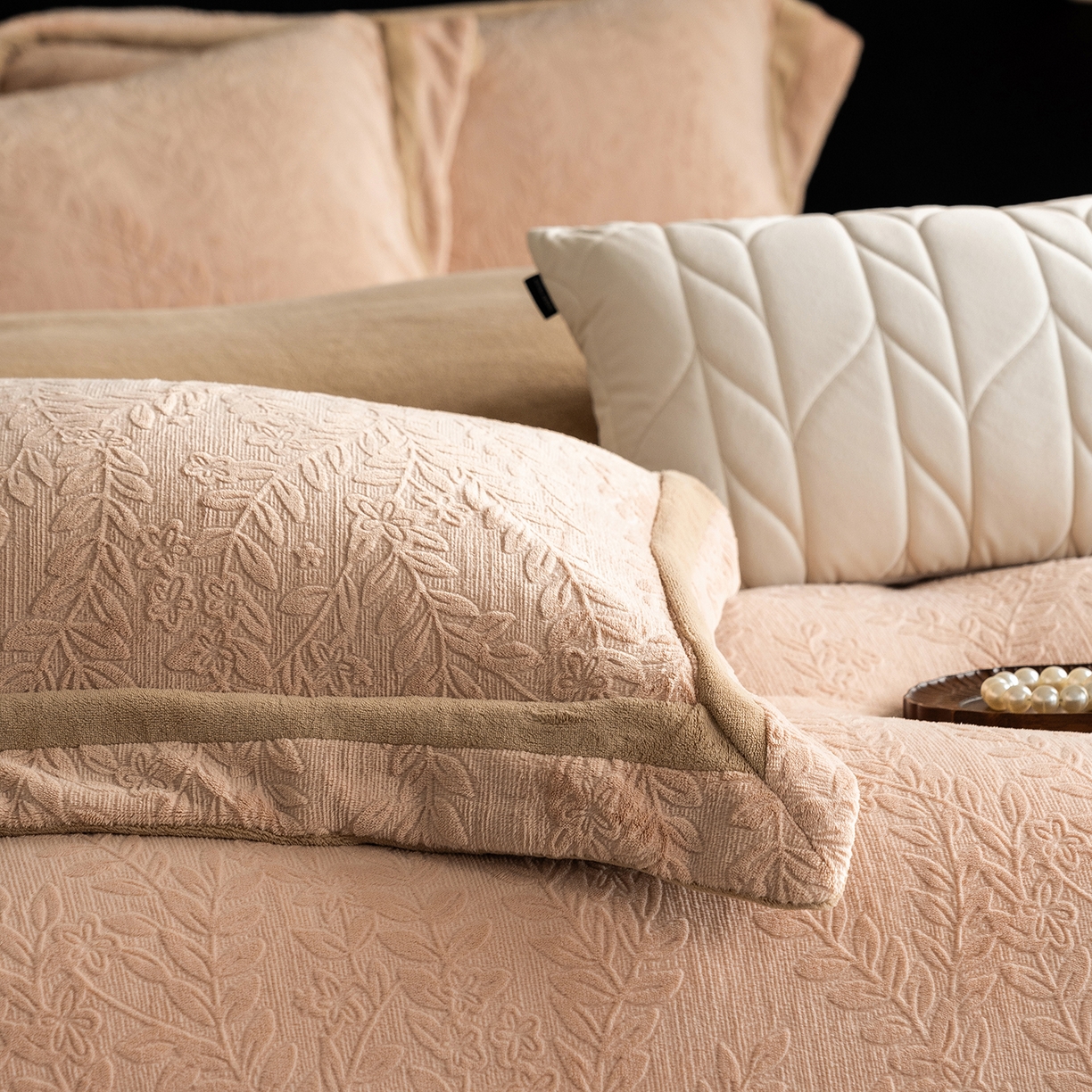 91家纺网 家纺一手货源 找家纺 蓝梦 2025新款全消光雕花牛奶绒系列-唛叶 浅驼