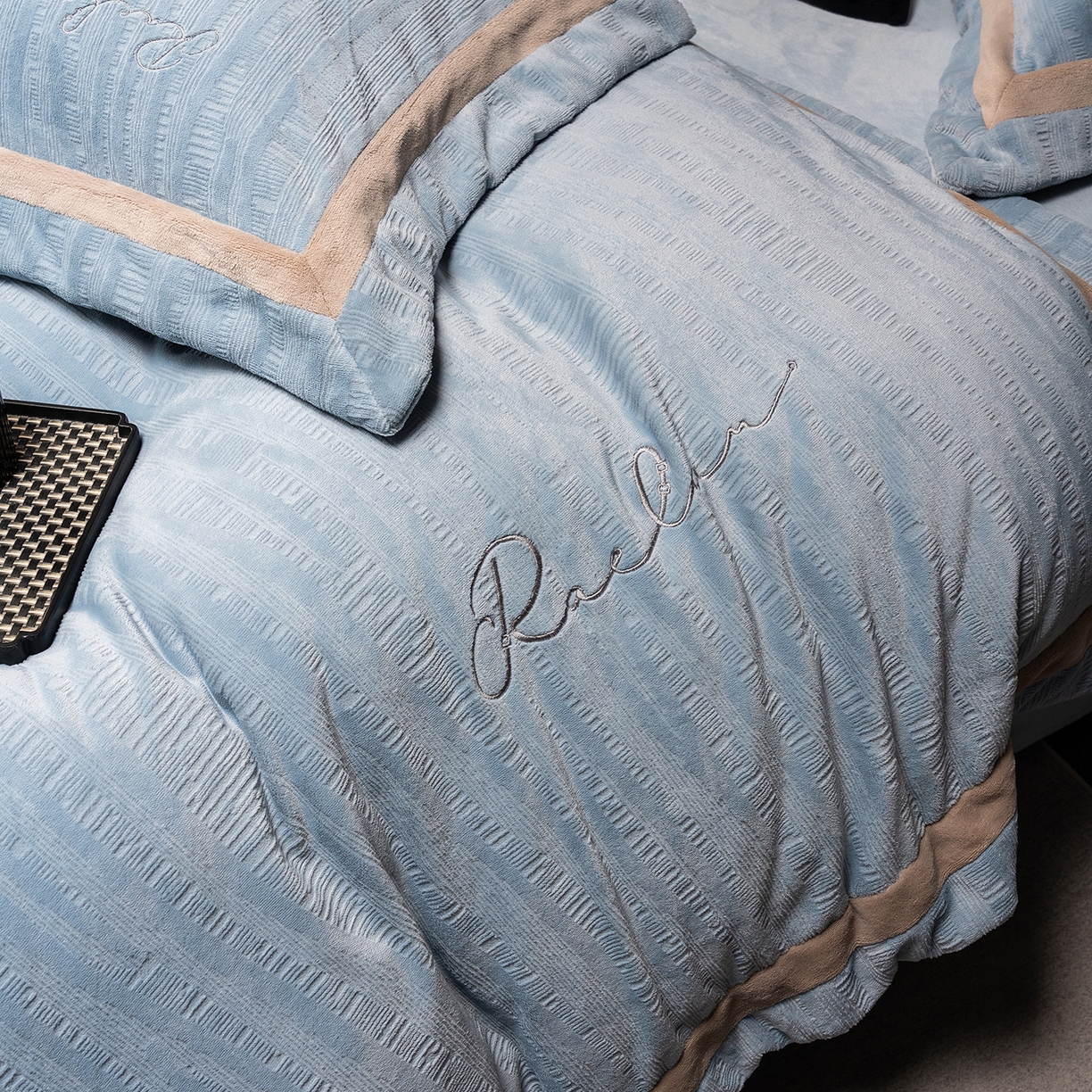 91家纺网 家纺一手货源 找家纺 （总）蓝梦 2025新款全消光雕花牛奶绒系列-纹屿