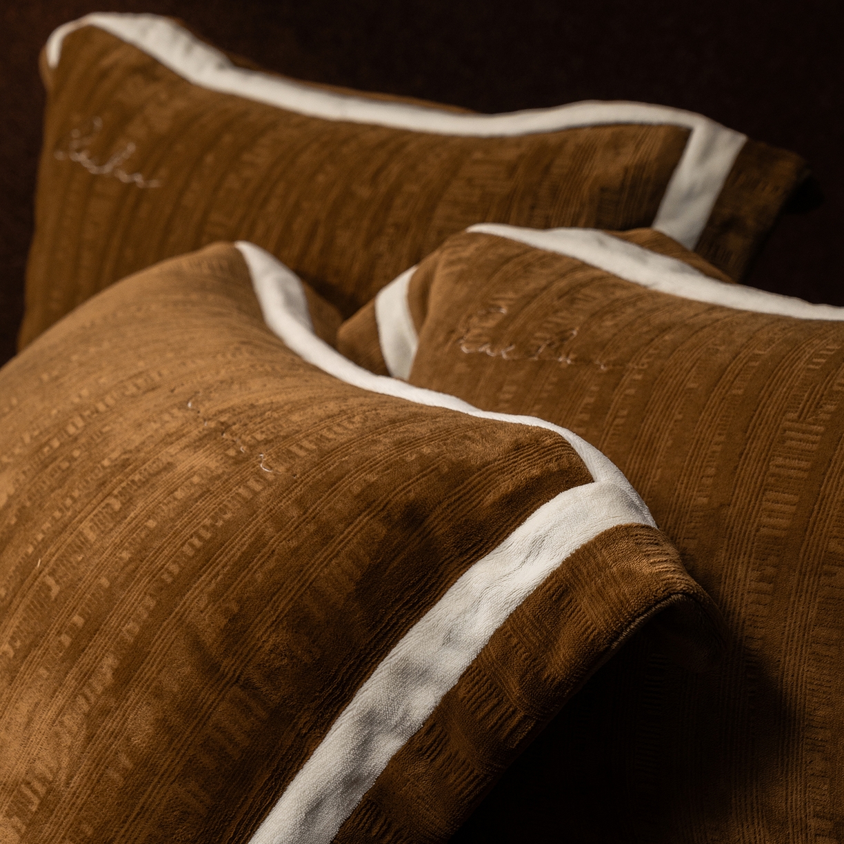 91家纺网 家纺一手货源 找家纺 蓝梦 2025新款全消光雕花牛奶绒系列-纹屿 纹屿-古铜咖