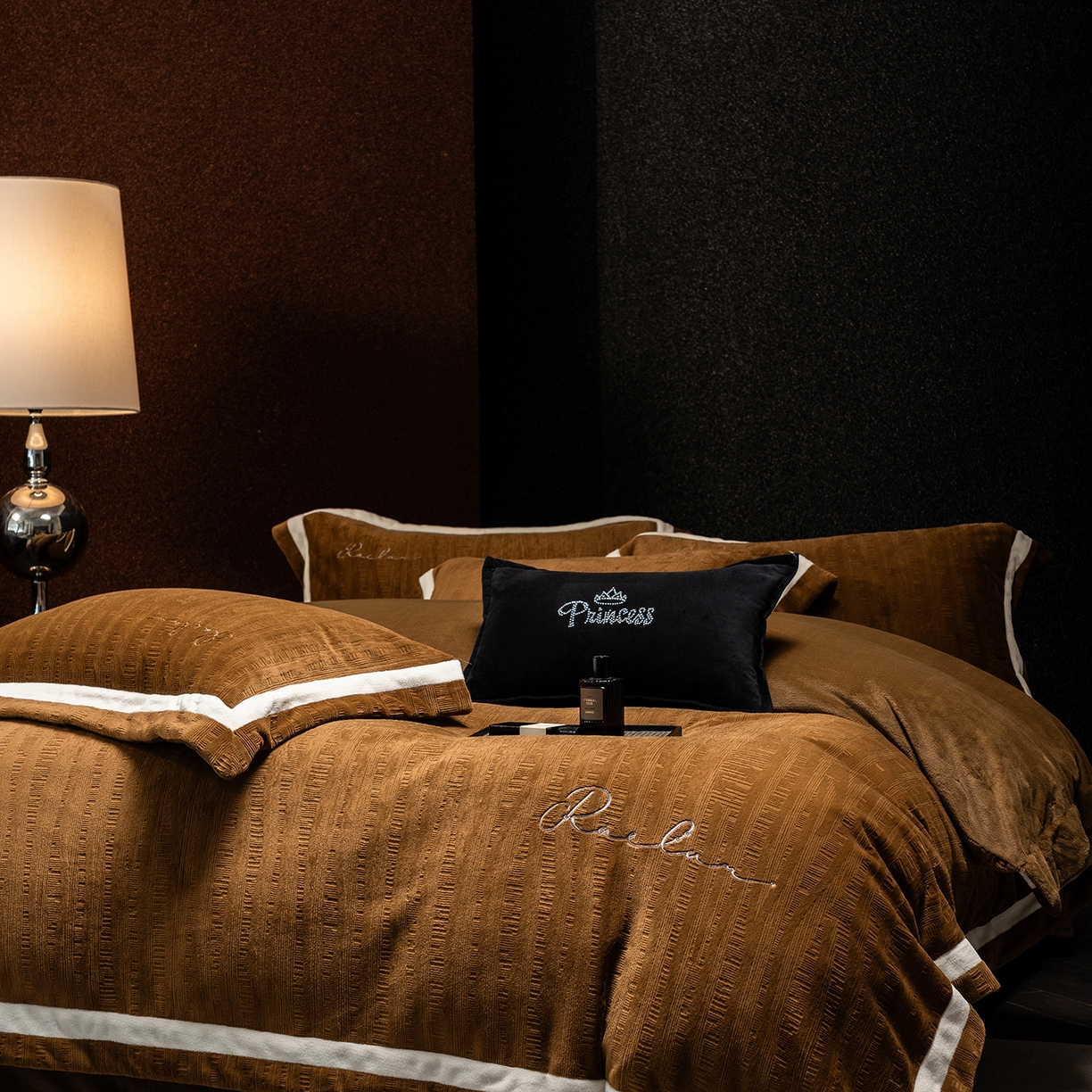 91家纺网 家纺一手货源 找家纺 蓝梦 2025新款全消光雕花牛奶绒系列-纹屿 纹屿-古铜咖