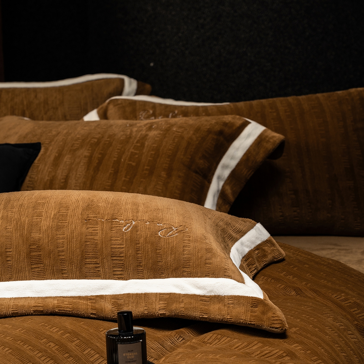 91家纺网 家纺一手货源 找家纺 蓝梦 2025新款全消光雕花牛奶绒系列-纹屿 纹屿-古铜咖