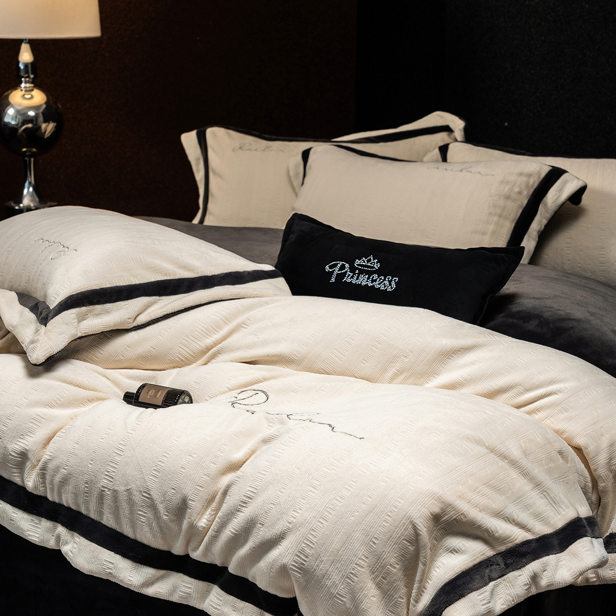 91家纺网 家纺一手货源 找家纺 蓝梦 2025新款全消光雕花牛奶绒系列-纹屿 纹屿-奶白