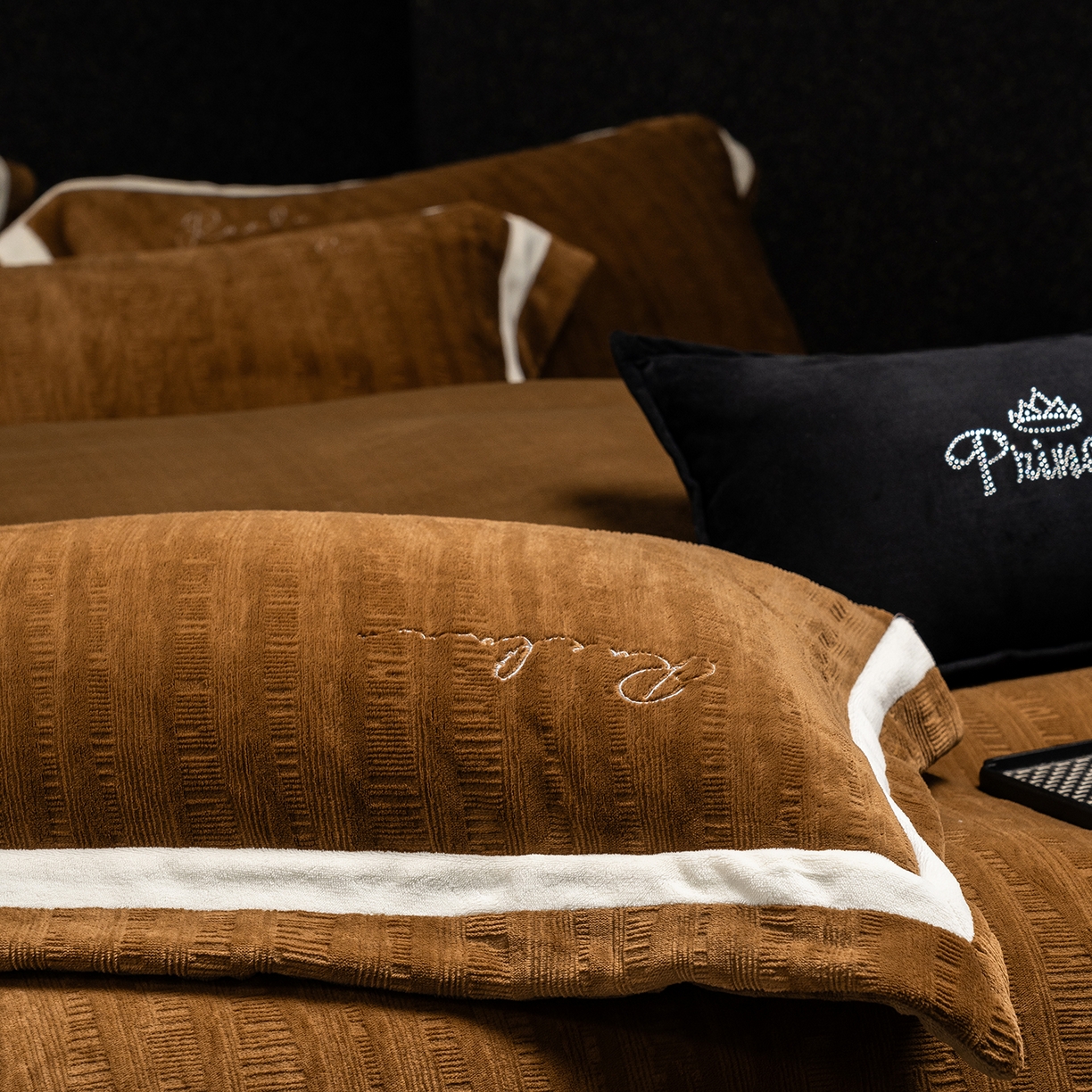 91家纺网 家纺一手货源 找家纺 蓝梦 2025新款全消光雕花牛奶绒系列-纹屿 纹屿-古铜咖