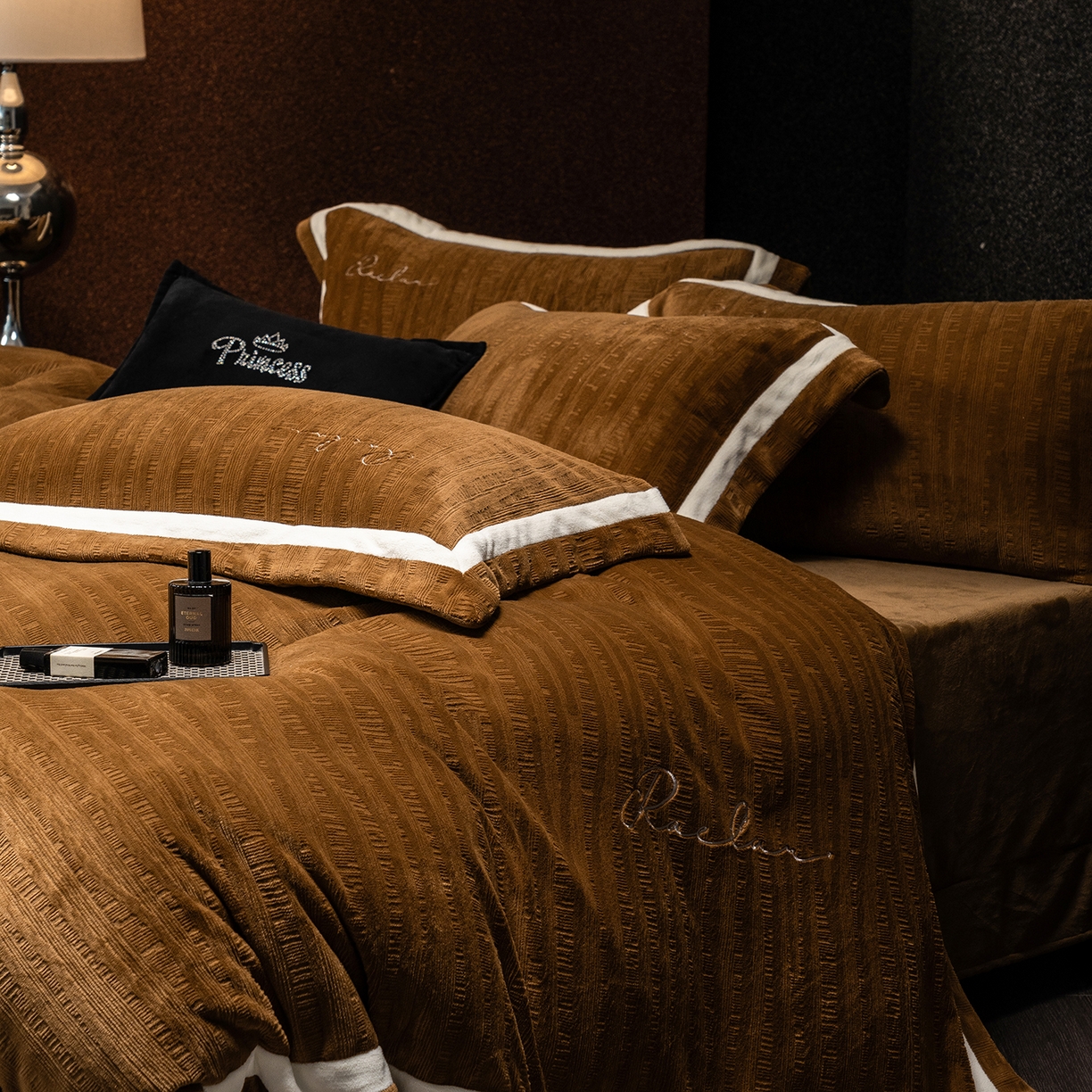 91家纺网 家纺一手货源 找家纺 蓝梦 2025新款全消光雕花牛奶绒系列-纹屿 纹屿-古铜咖