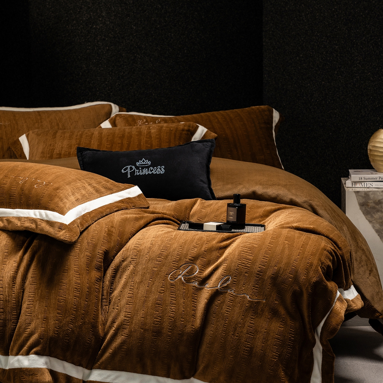 91家纺网 家纺一手货源 找家纺 蓝梦 2025新款全消光雕花牛奶绒系列-纹屿 纹屿-古铜咖