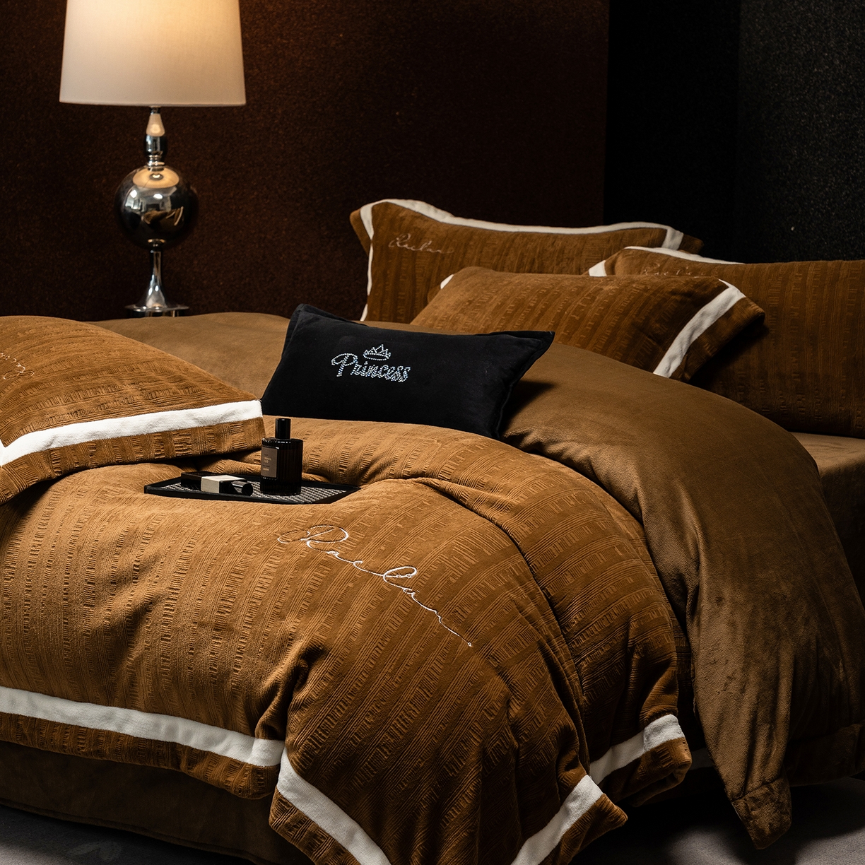 91家纺网 家纺一手货源 找家纺 蓝梦 2025新款全消光雕花牛奶绒系列-纹屿 纹屿-古铜咖