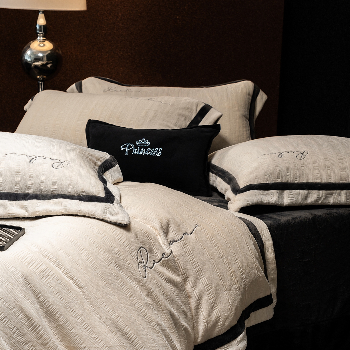 91家纺网 家纺一手货源 找家纺 蓝梦 2025新款全消光雕花牛奶绒系列-纹屿 纹屿-奶白