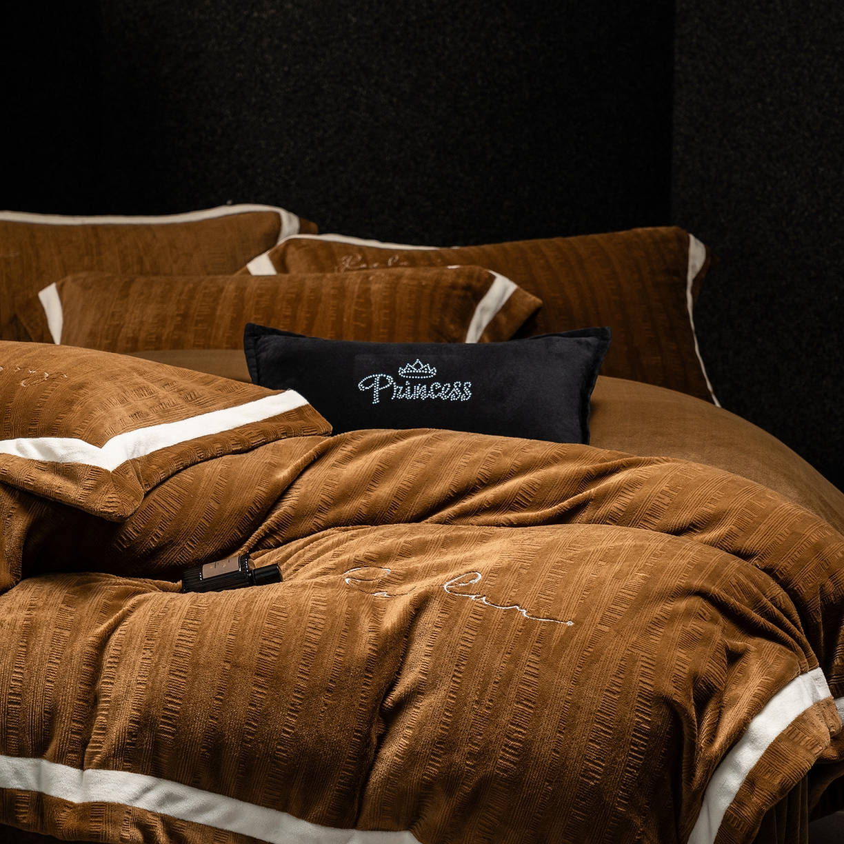 91家纺网 家纺一手货源 找家纺 蓝梦 2025新款全消光雕花牛奶绒系列-纹屿 纹屿-古铜咖