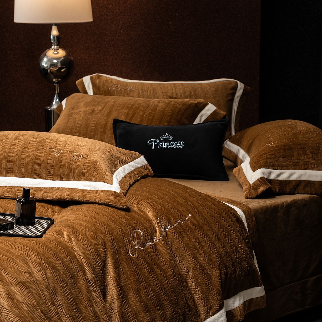 91家纺网 家纺一手货源 找家纺 蓝梦 2025新款全消光雕花牛奶绒系列-纹屿 纹屿-古铜咖