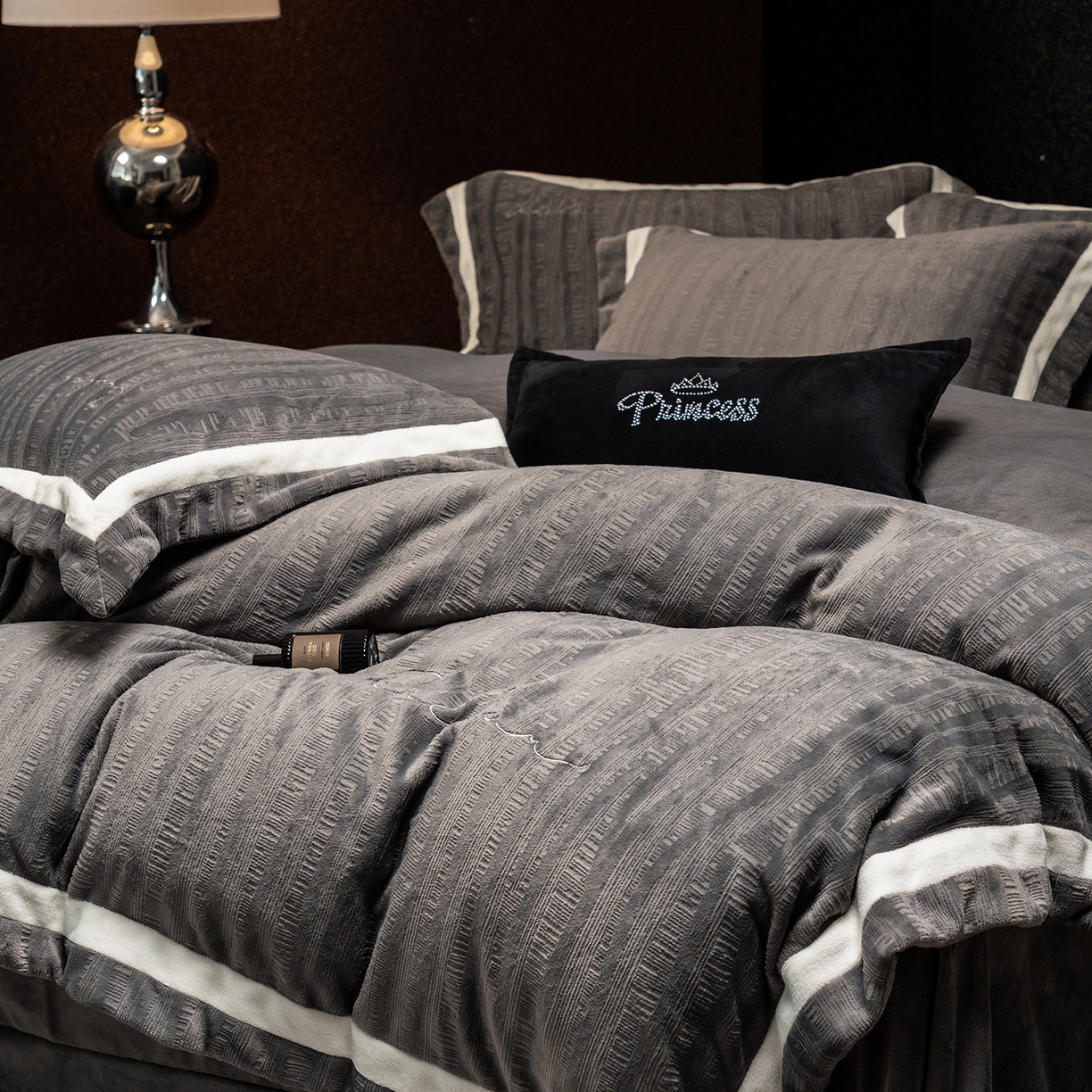 91家纺网 家纺一手货源 找家纺 蓝梦 2025新款全消光雕花牛奶绒系列-纹屿 纹屿-钛灰