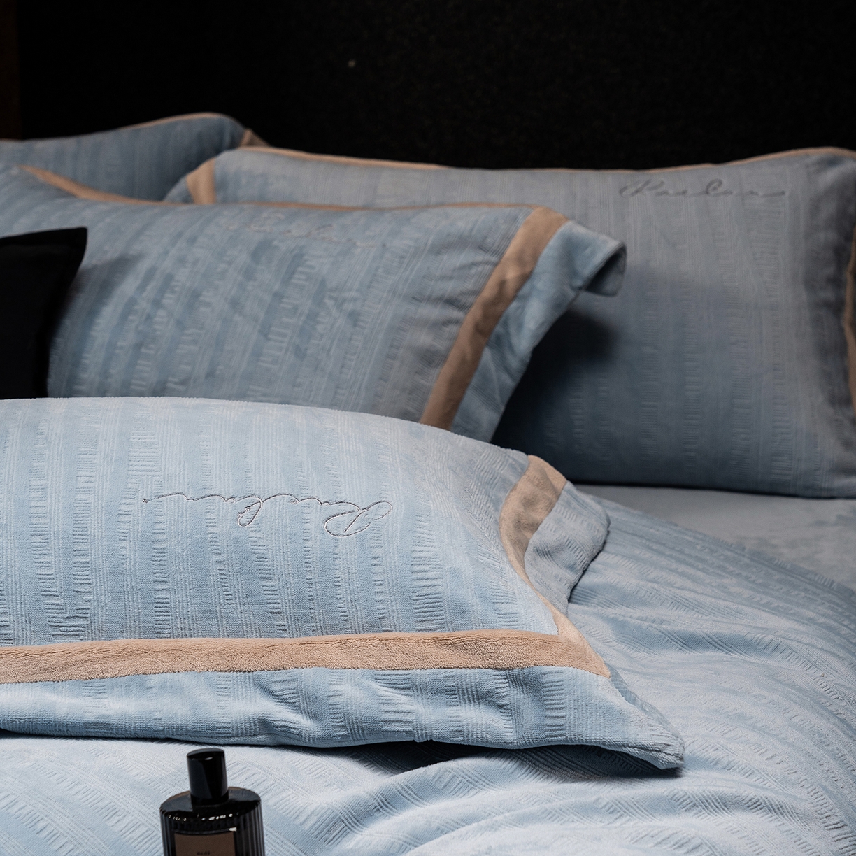 91家纺网 家纺一手货源 找家纺 蓝梦 2025新款全消光雕花牛奶绒系列-纹屿 纹屿-甘蓝