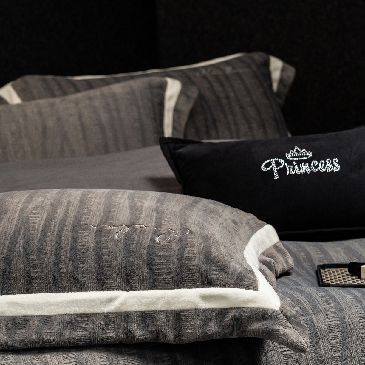 91家纺网 家纺一手货源 找家纺 蓝梦 2025新款全消光雕花牛奶绒系列-纹屿 纹屿-钛灰