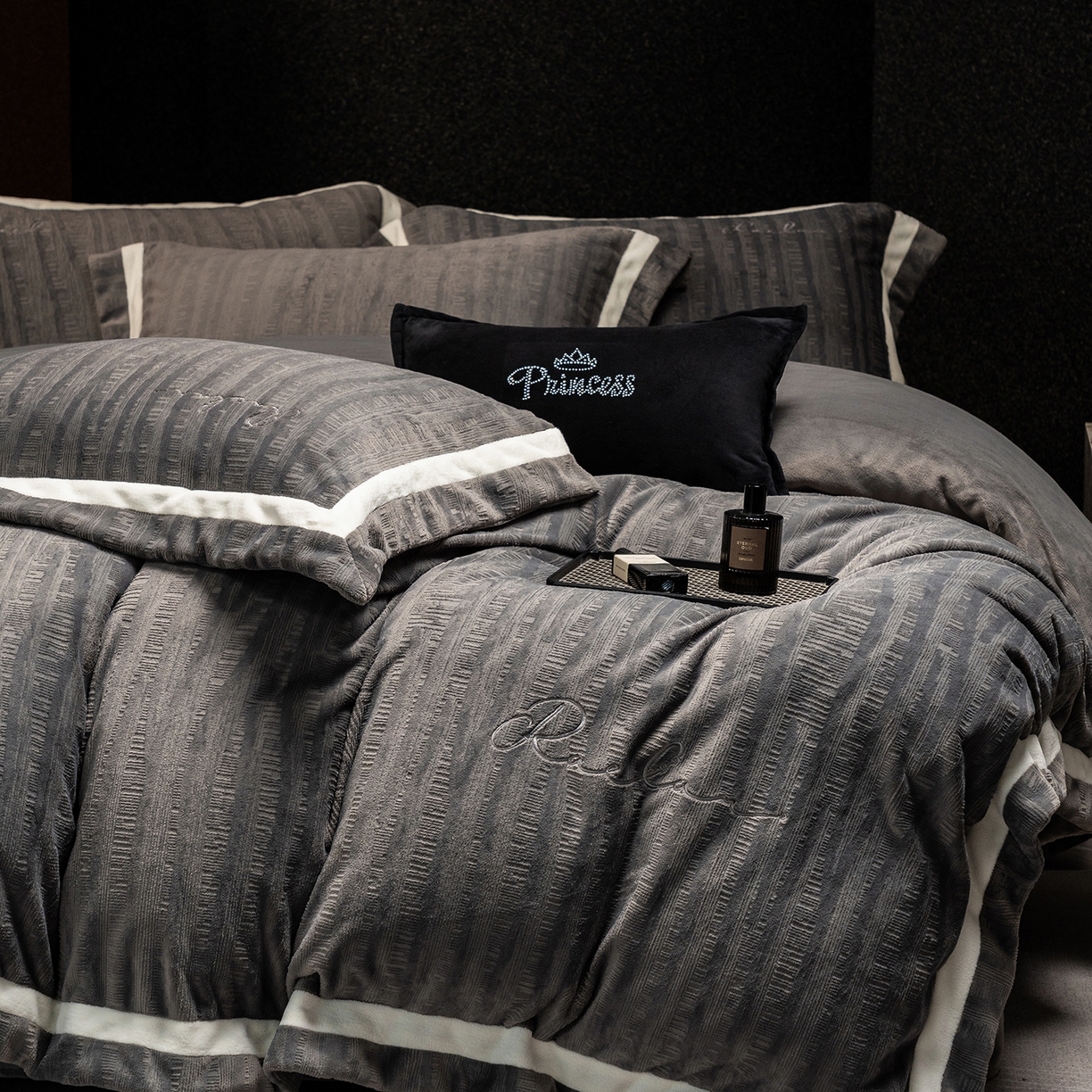 91家纺网 家纺一手货源 找家纺 蓝梦 2025新款全消光雕花牛奶绒系列-纹屿 纹屿-钛灰