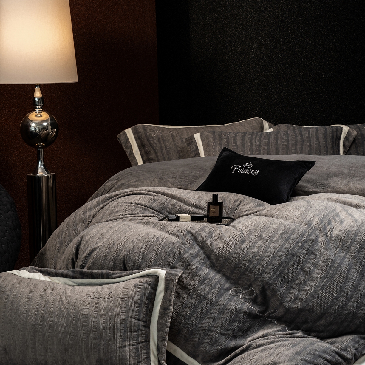 91家纺网 家纺一手货源 找家纺 蓝梦 2025新款全消光雕花牛奶绒系列-纹屿 纹屿-钛灰