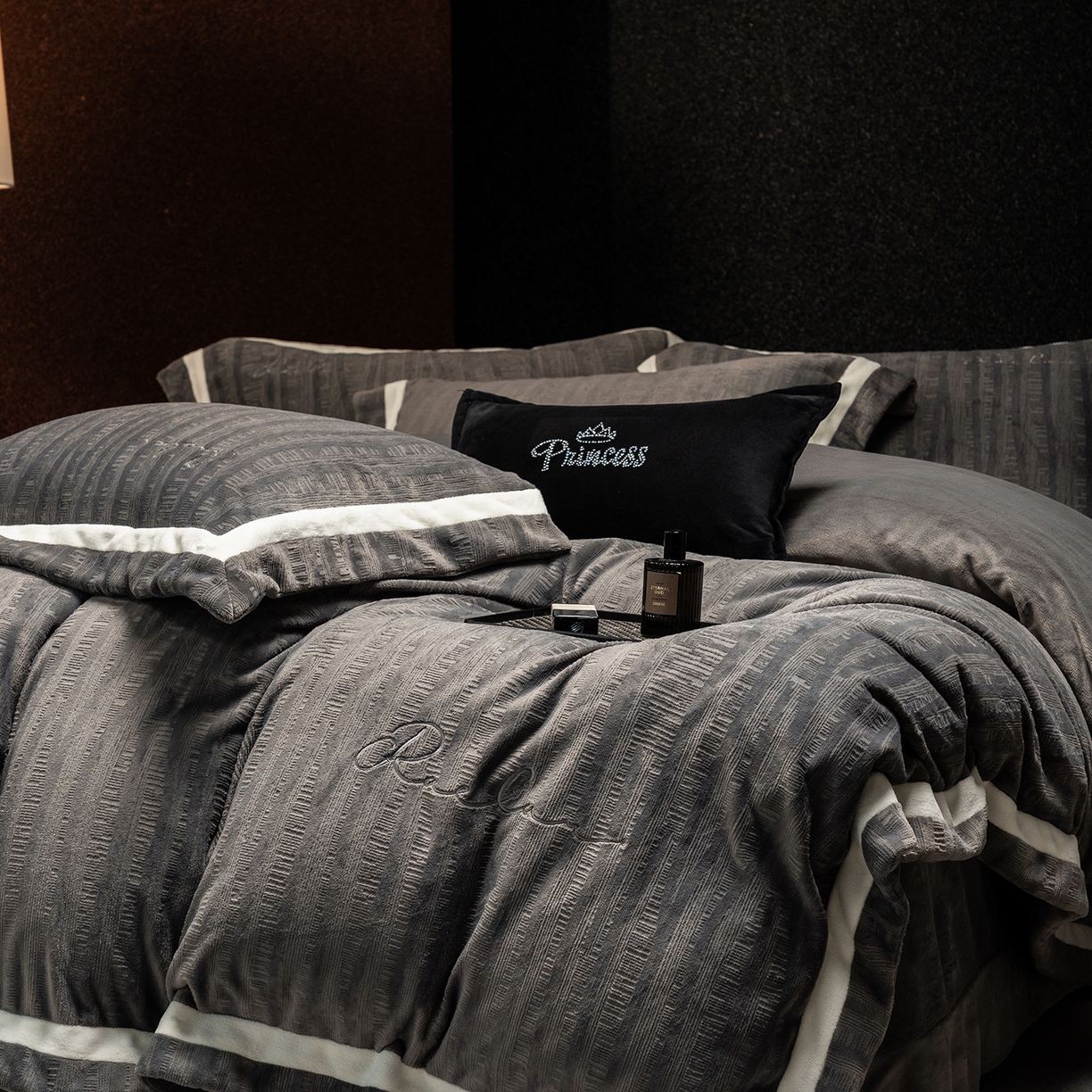 91家纺网 家纺一手货源 找家纺 蓝梦 2025新款全消光雕花牛奶绒系列-纹屿 纹屿-钛灰