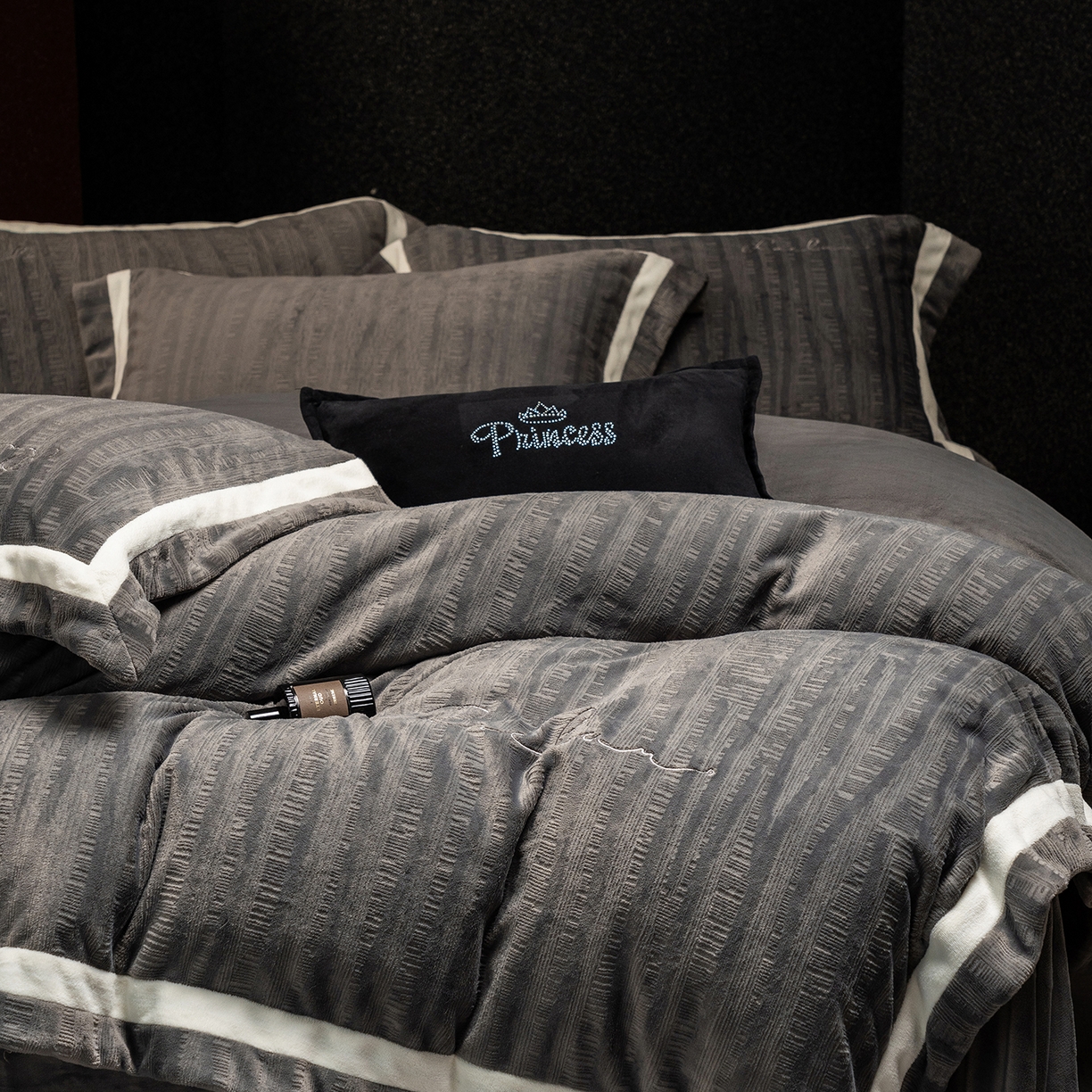 91家纺网 家纺一手货源 找家纺 蓝梦 2025新款全消光雕花牛奶绒系列-纹屿 纹屿-钛灰