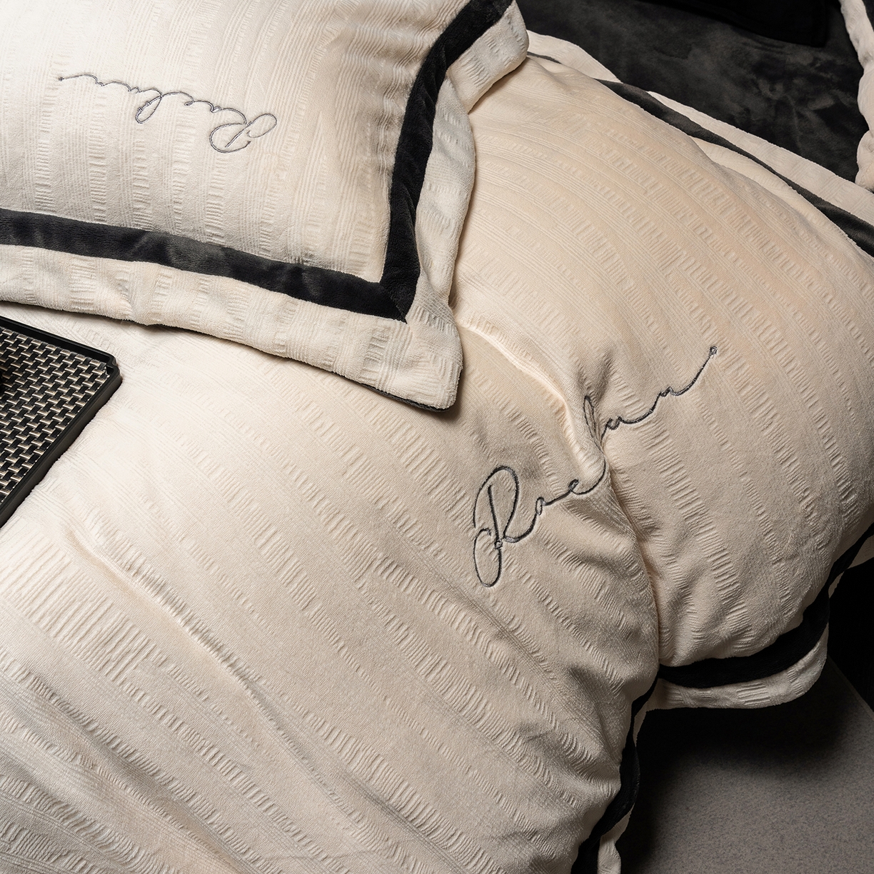 91家纺网 家纺一手货源 找家纺 蓝梦 2025新款全消光雕花牛奶绒系列-纹屿 纹屿-奶白