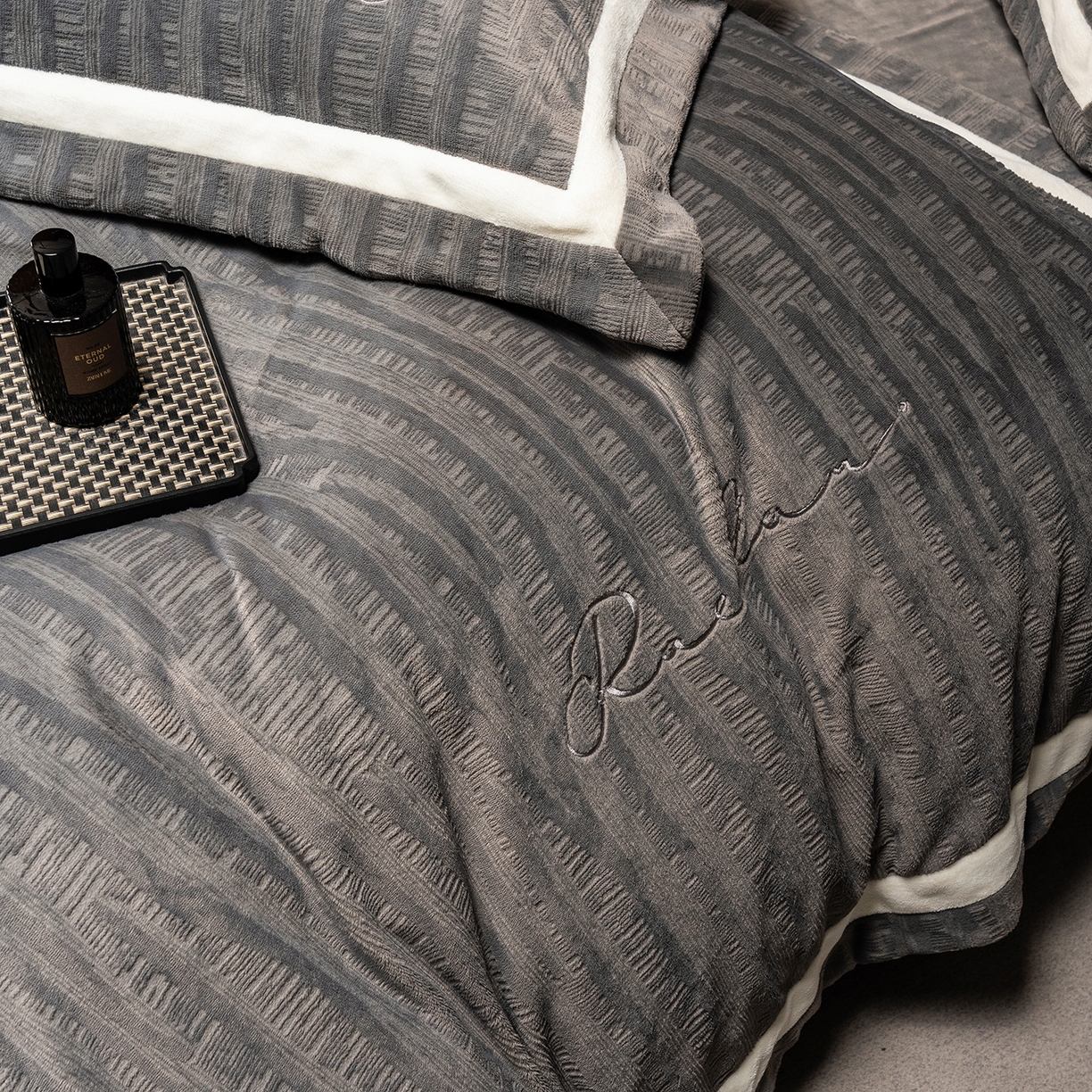 91家纺网 家纺一手货源 找家纺 蓝梦 2025新款全消光雕花牛奶绒系列-纹屿 纹屿-钛灰