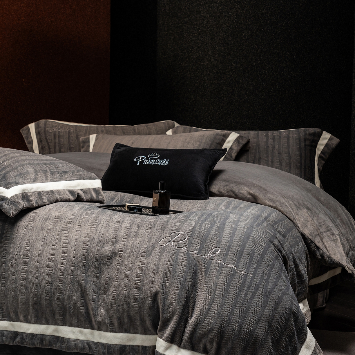 91家纺网 家纺一手货源 找家纺 蓝梦 2025新款全消光雕花牛奶绒系列-纹屿 纹屿-钛灰