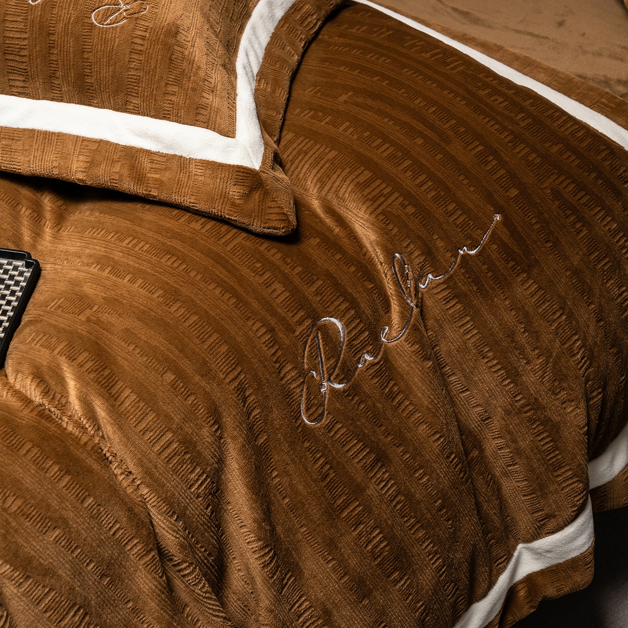 91家纺网 家纺一手货源 找家纺 蓝梦 2025新款全消光雕花牛奶绒系列-纹屿 纹屿-古铜咖