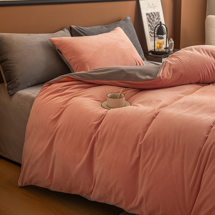 91家纺网 家纺一手货源 找家纺 蓝梦 2025新款A类加厚保暖纯色双拼婴儿绒宝宝绒四件套 婴儿粉+时尚灰