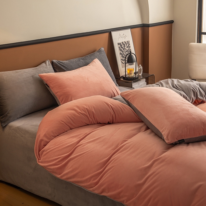 91家纺网 家纺一手货源 找家纺 蓝梦 2025新款A类加厚保暖纯色双拼婴儿绒宝宝绒四件套 婴儿粉+时尚灰