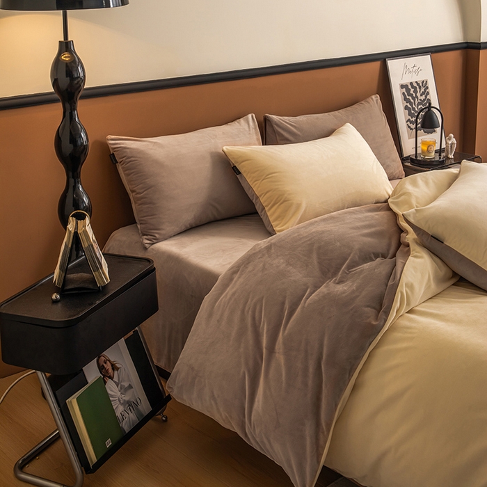 91家纺网 家纺一手货源 找家纺 蓝梦 2025新款A类加厚保暖纯色双拼婴儿绒宝宝绒四件套 奶黄+奶咖