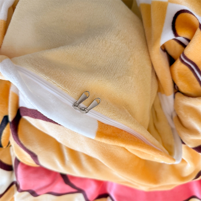 91家纺网 家纺一手货源 找家纺 蓝梦 2025新款加厚牛奶绒大版卡通印花四件套 搞怪小熊