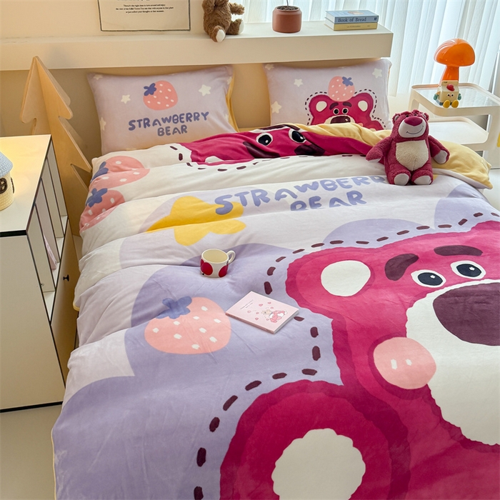 91家纺网 家纺一手货源 找家纺 蓝梦 2025新款加厚牛奶绒大版卡通印花四件套 草莓熊