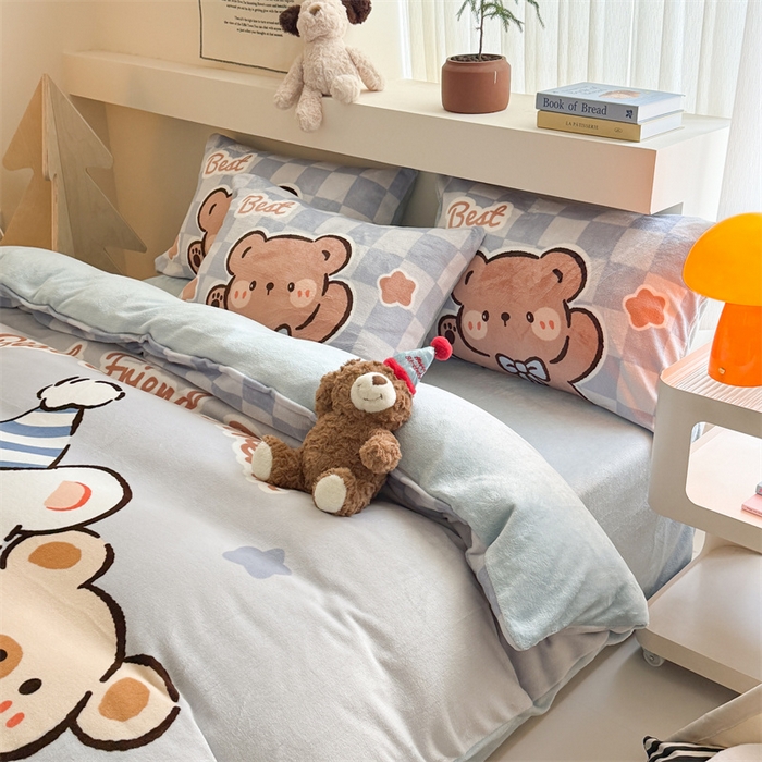 91家纺网 家纺一手货源 找家纺 蓝梦 2025新款加厚牛奶绒大版卡通印花四件套 熊熊party