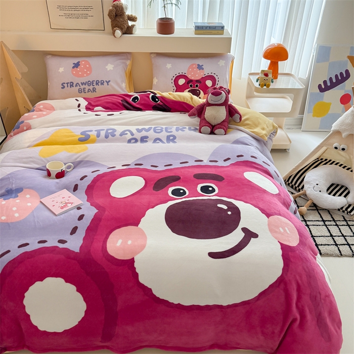 91家纺网 家纺一手货源 找家纺 蓝梦 2025新款加厚牛奶绒大版卡通印花四件套 草莓熊