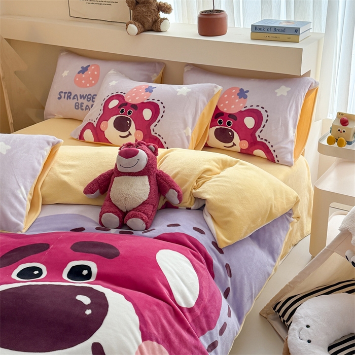 91家纺网 家纺一手货源 找家纺 蓝梦 2025新款加厚牛奶绒大版卡通印花四件套 草莓熊