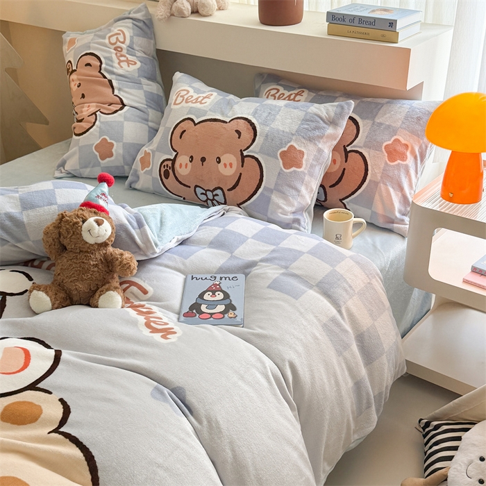 91家纺网 家纺一手货源 找家纺 蓝梦 2025新款加厚牛奶绒大版卡通印花四件套 熊熊party