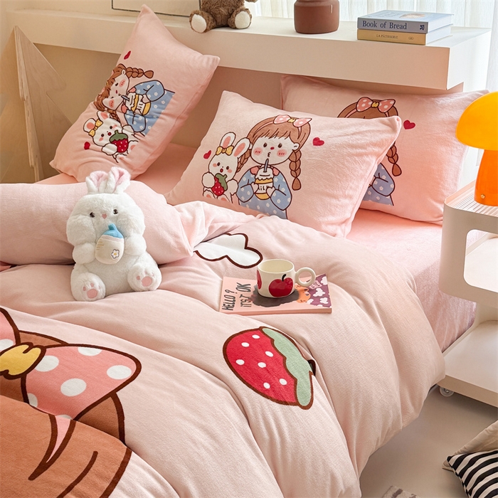 91家纺网 家纺一手货源 找家纺 蓝梦 2025新款加厚牛奶绒大版卡通印花四件套 女孩与兔