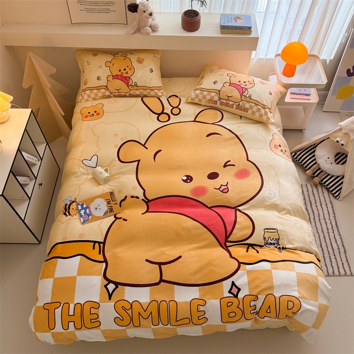 91家纺网 家纺一手货源 找家纺 蓝梦 2025新款加厚牛奶绒大版卡通印花四件套 搞怪小熊