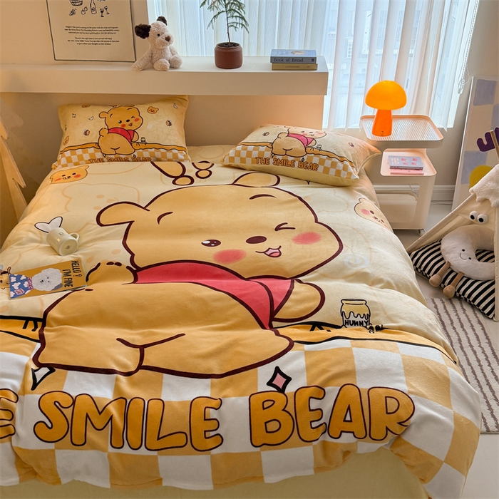 91家纺网 家纺一手货源 找家纺 蓝梦 2025新款加厚牛奶绒大版卡通印花四件套 搞怪小熊