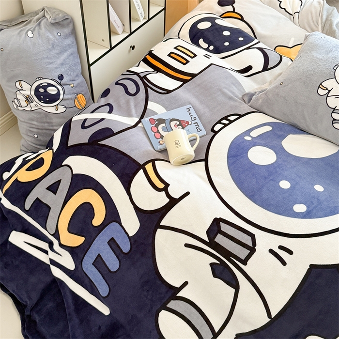 91家纺网 家纺一手货源 找家纺 蓝梦 2025新款加厚牛奶绒大版卡通印花四件套 遨游太空